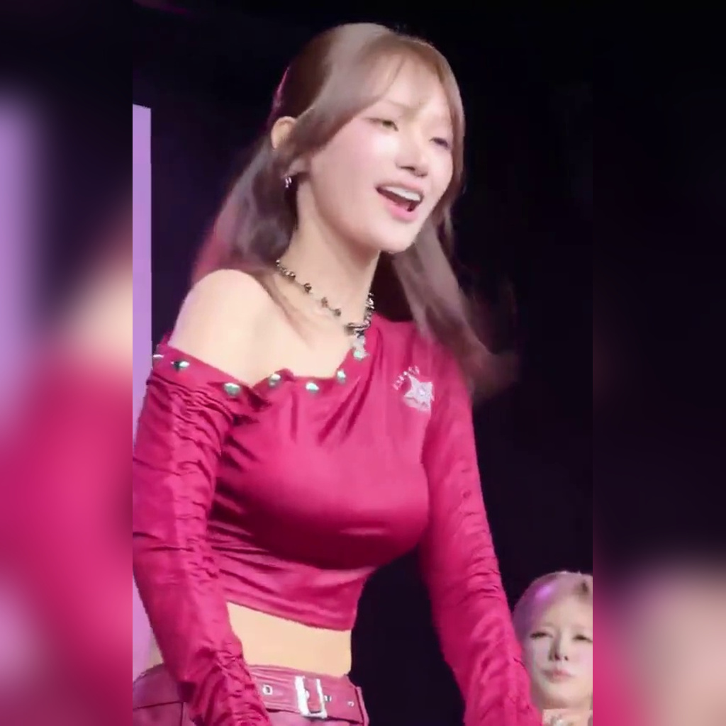 이프아이 사샤 자주색 원오프숄더 크롭티 은근히 묵직한 무빙