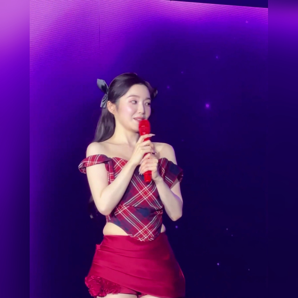 쪼그려 앉아서 물 마시는 아이린 애교 + 빨간 체크의상 허벅지