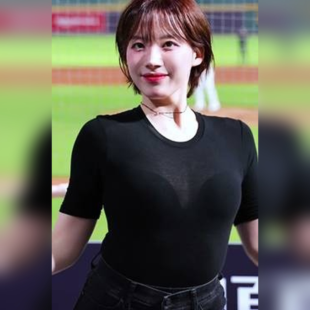 透け感のあるハ・ジウォン チアリーダー GIF
