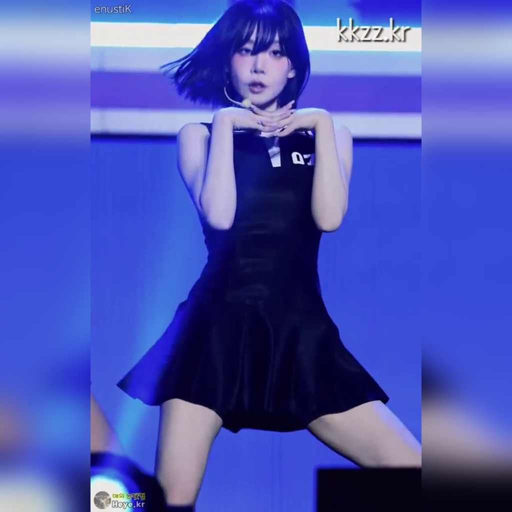 わずかに震える太もも TripleS キム・ナギョン  GIF