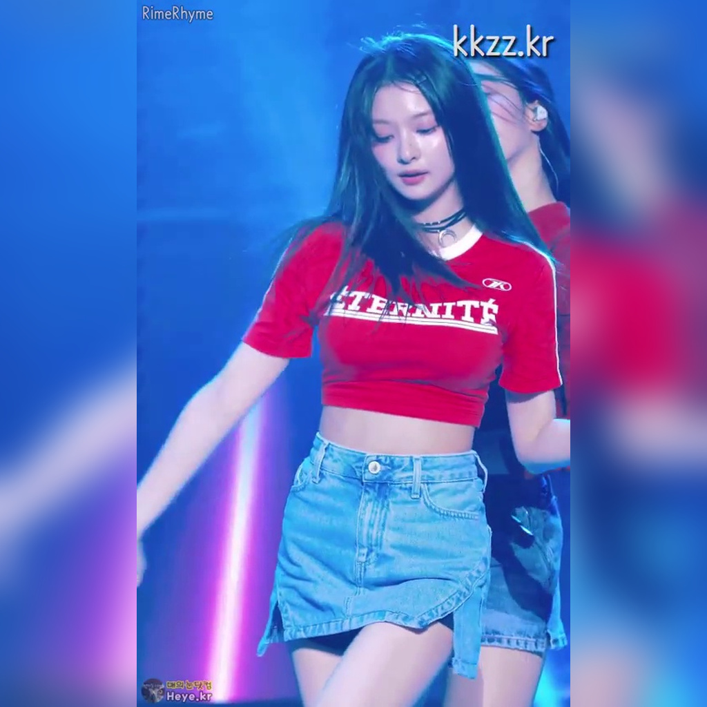 Promis9 Inakyung Crop Top and Pleated Skirt GIF
