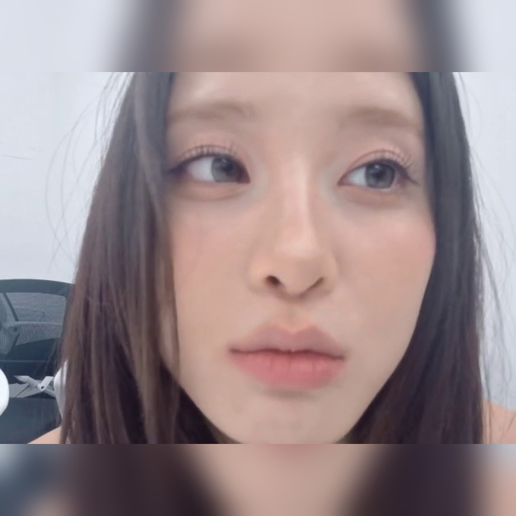 라잇썸 나영 라방 중…검정 카라 민소매 겨드랑이 페로몬