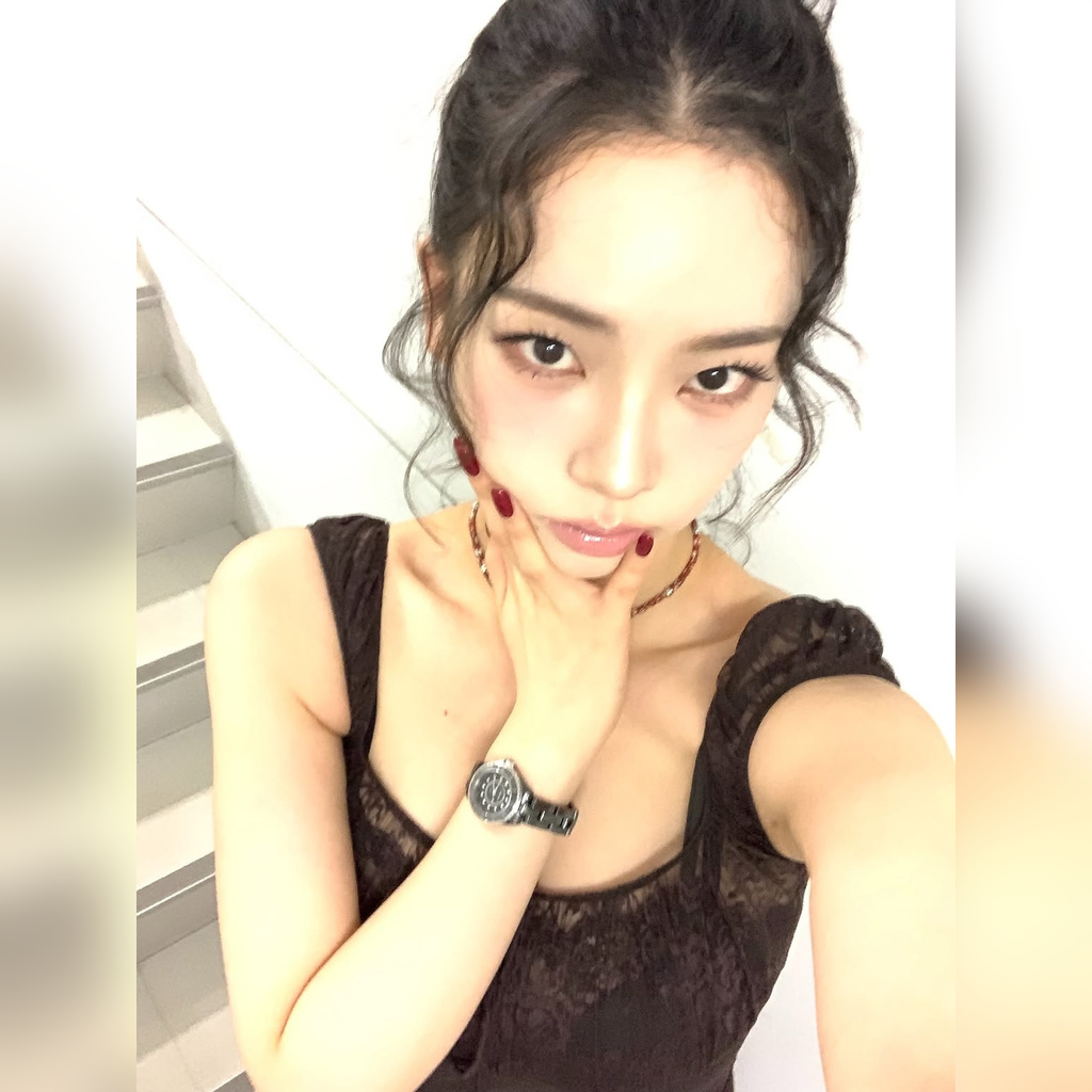 검정 시스루 드레스 입고 쪼그려 앉은 카리나 가슴골 – 인스타
