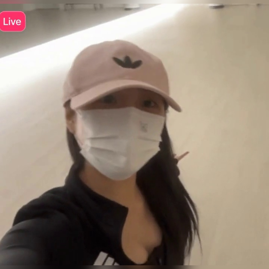 트리플에스 지연 라방 중 검정 집업 속 몽글한 윗슴골 노출