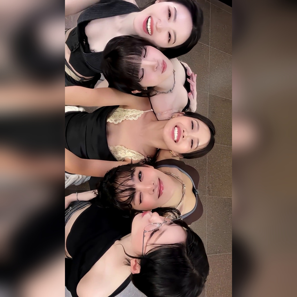 어깨를 맞대고 위를 쳐다보는 아이들 멤버들 천장캠 가슴골