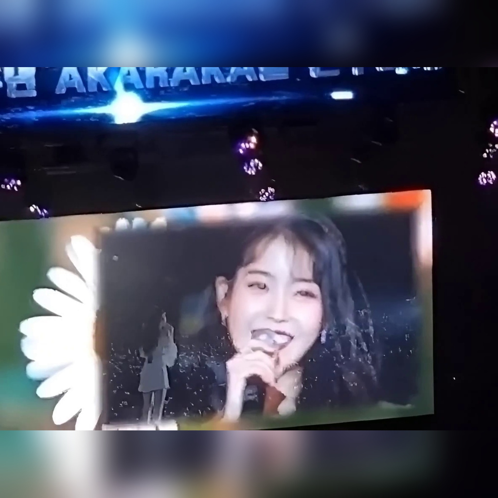 从背后拍到的90度鞠躬肚脐问候 IU – 延世大学阿卡拉卡 2019