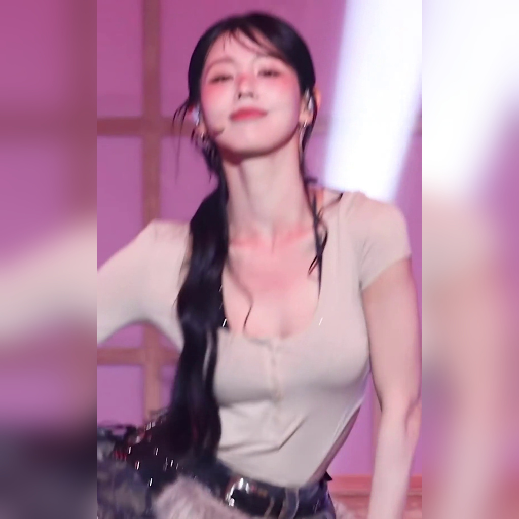 Miyeon’s pale cleavage that stands out from her tanning marks—Heartwarming legend #2