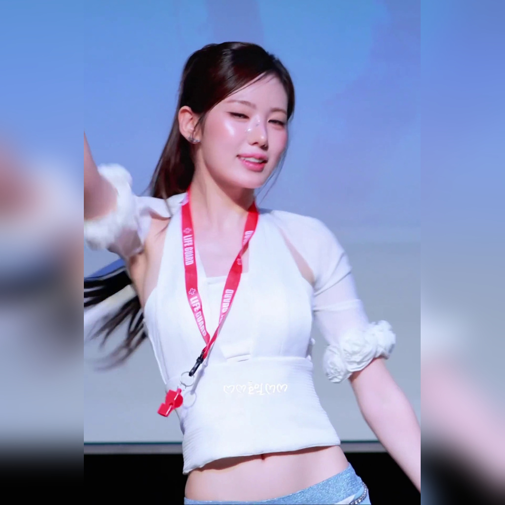 キキ・スイ ファンサイン会 白のノースリーブ くびれたお腹 + サイドからちょいのぞき