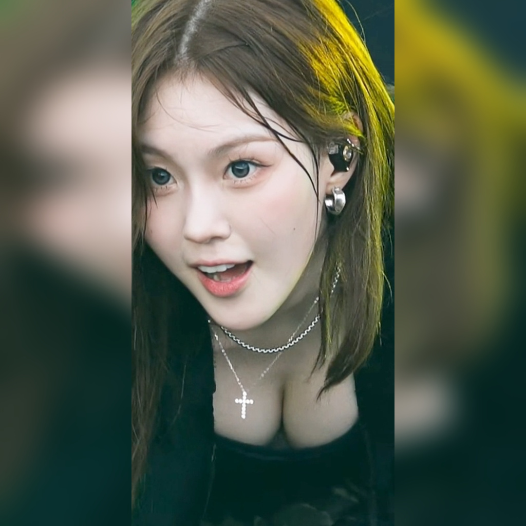 Red Velvet イェリ  キャミソール風ランジェリーみたいなピンクの水着、たっぷり胸（高画質）