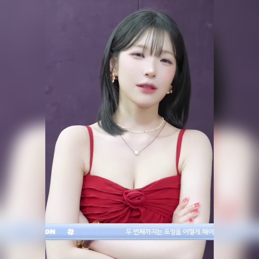 fromis_9 ベク・ジヘオン 赤いシャーリング キャミソール 腕を組んだバストの伝説