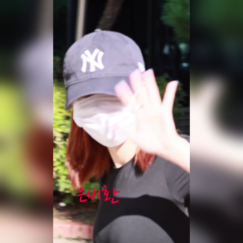 バンドから降りて出勤するクォン・ウンビ　タイトな黒Tシャツに荘厳なバウンス