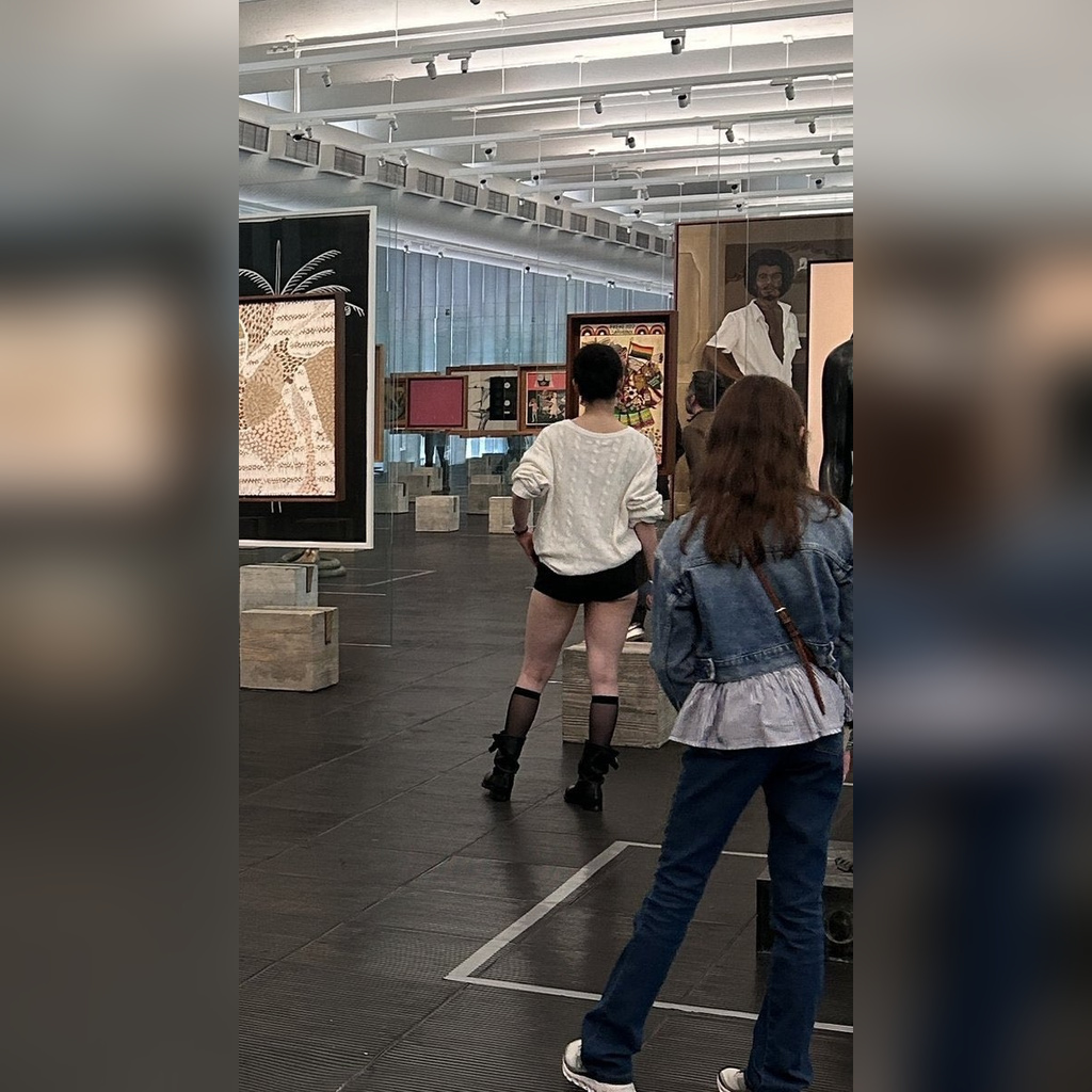 ブラジルではオープンになったみたい？カリナの“おしり”が少し見える黒のホットパンツ