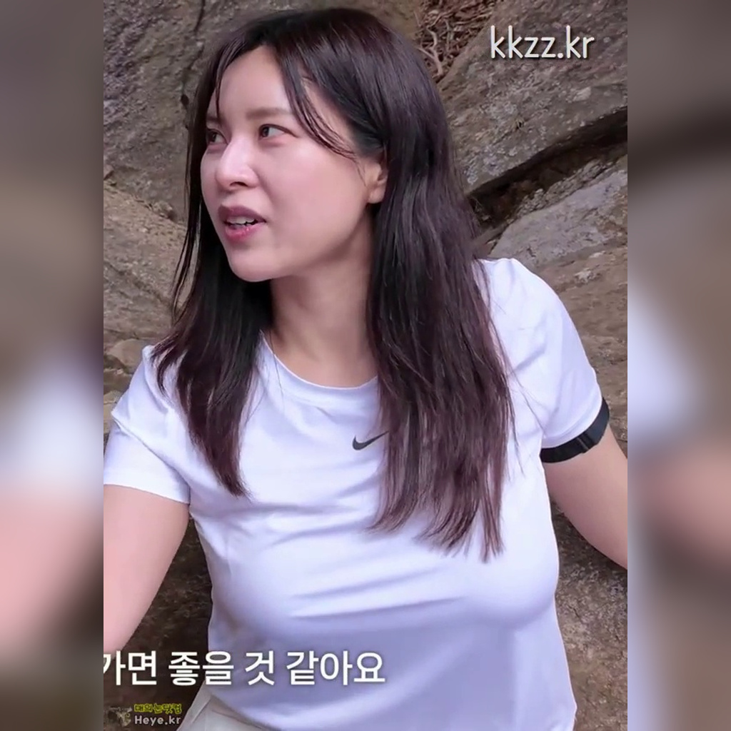 ハイキングするチェ・ヒョンミ天気予報キャスターGIF