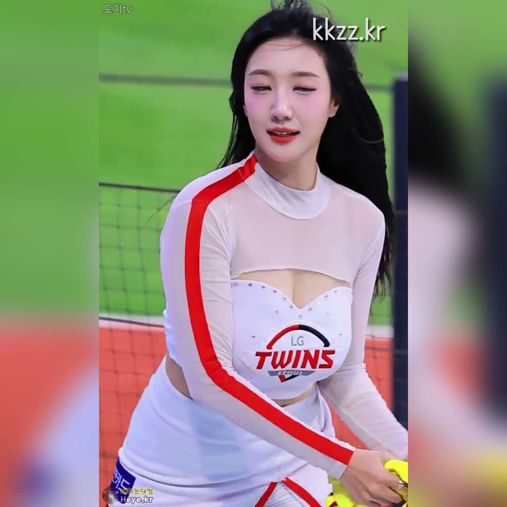 엠블럼만 보게 되는 서여진 치어리더 움짤