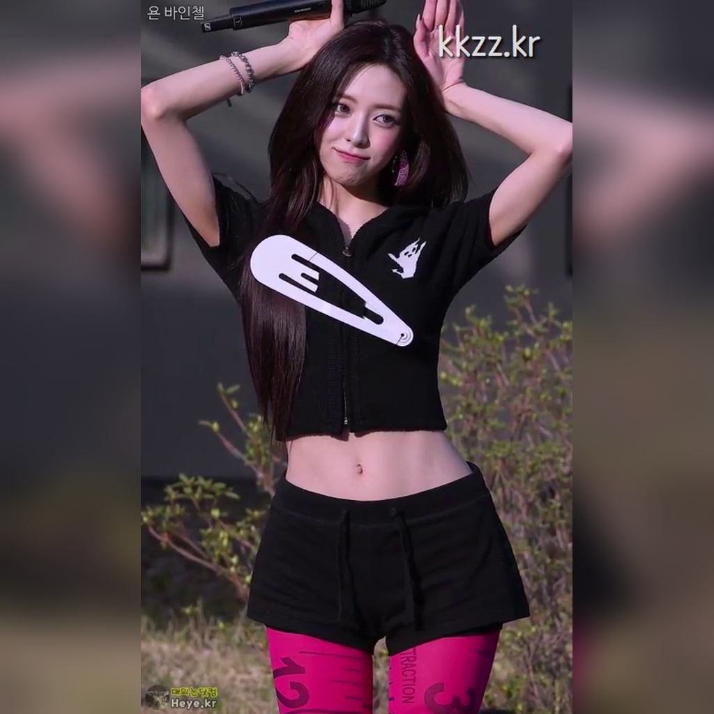 팬미팅에서 골반 뽐내는 ITZY(있지) 유나 움짤