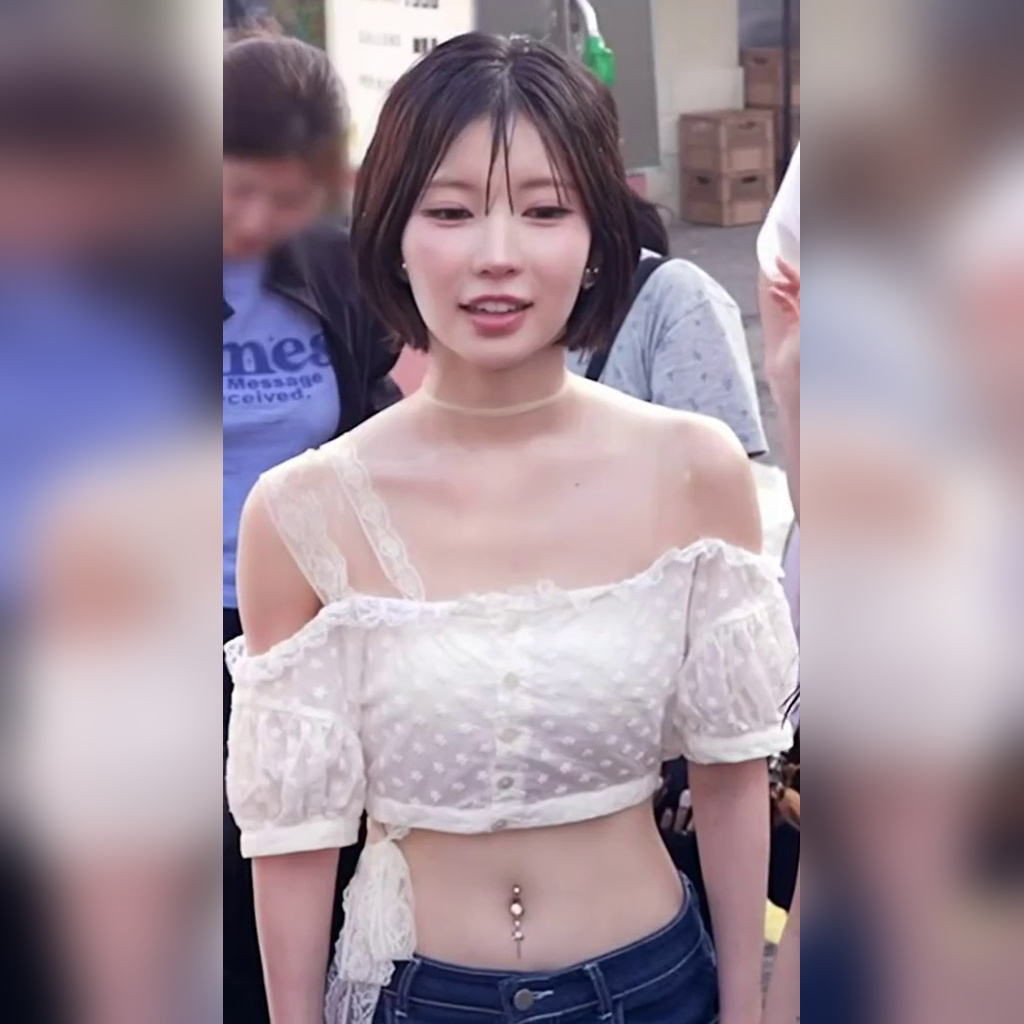 뮤비 비하인드 베몬 아사 흰 레이스 오프숄더 + 청핫팬츠 엉태 실룩