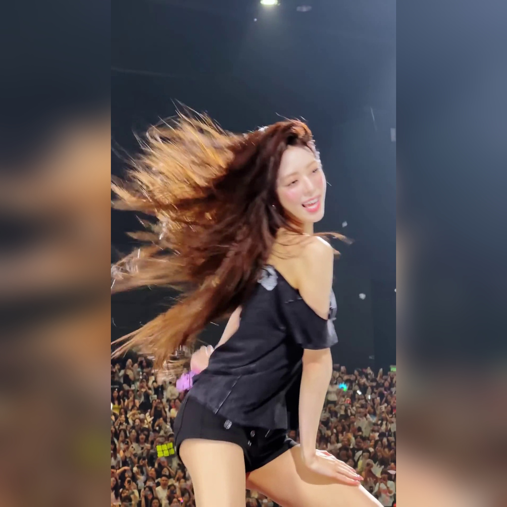 밑에서 찍은 있지 유나 검정 스트랩 핫팬츠 떨리는 내전근 허벅지