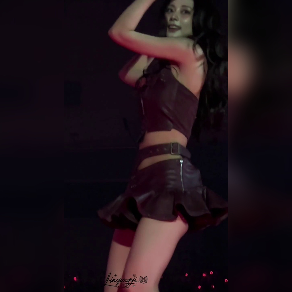 Tzuyu’s Brown Leather Corset Shaking Thighs Caught Under the Concert