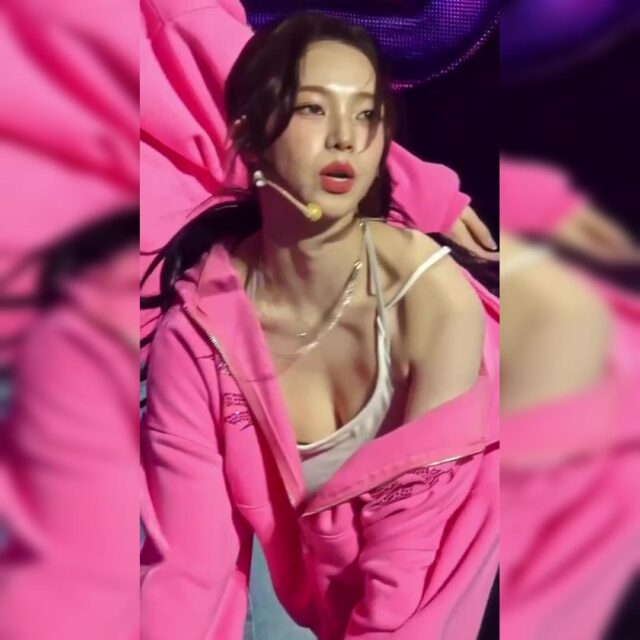 핑크 후드 한쪽 어깨 내린 카리나..바닥 짚는 안무 흰 끈나시 가슴골