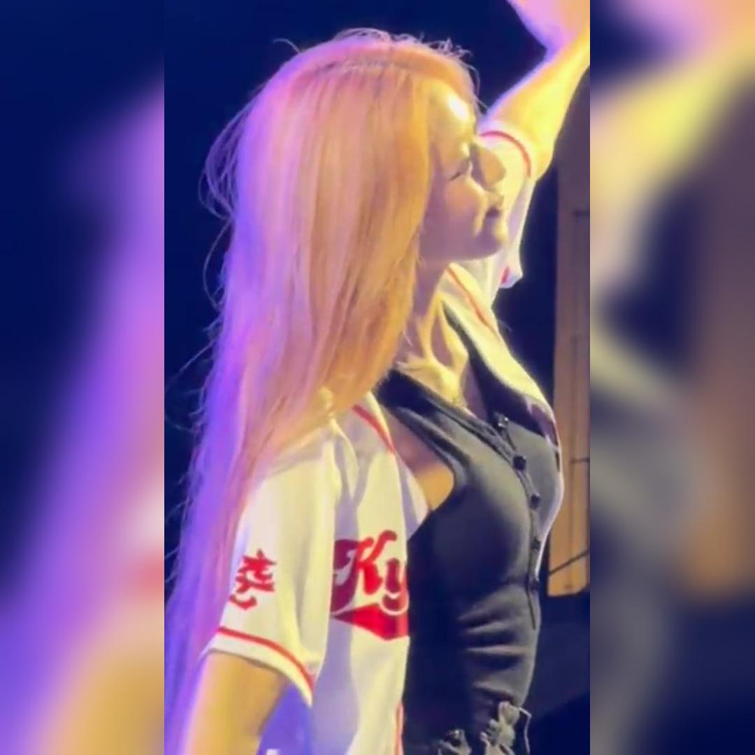 과잠 속 찰랑거리는 검정 민소매 옆슴 무빙이 레전드인 있지 유나