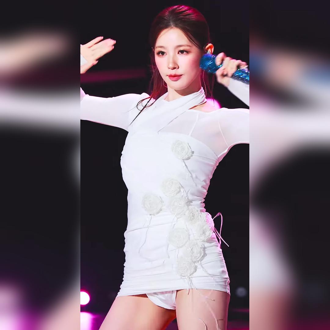 말려올라가서 속바지가 대놓고 보이는 흰 시스루 원피스 아이들 미연