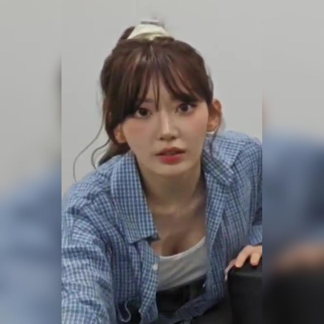 위버스 라이브 중 브라 비치는 흰티 가슴골 방심한 르세라핌 사쿠라