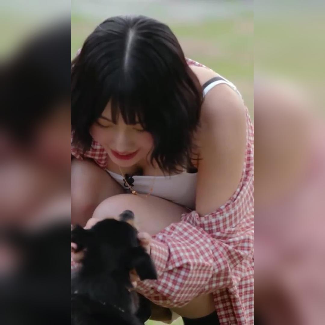 검정 브라끈 삐져나온 흰 끈나시…강아지 만지는 가슴골 모모