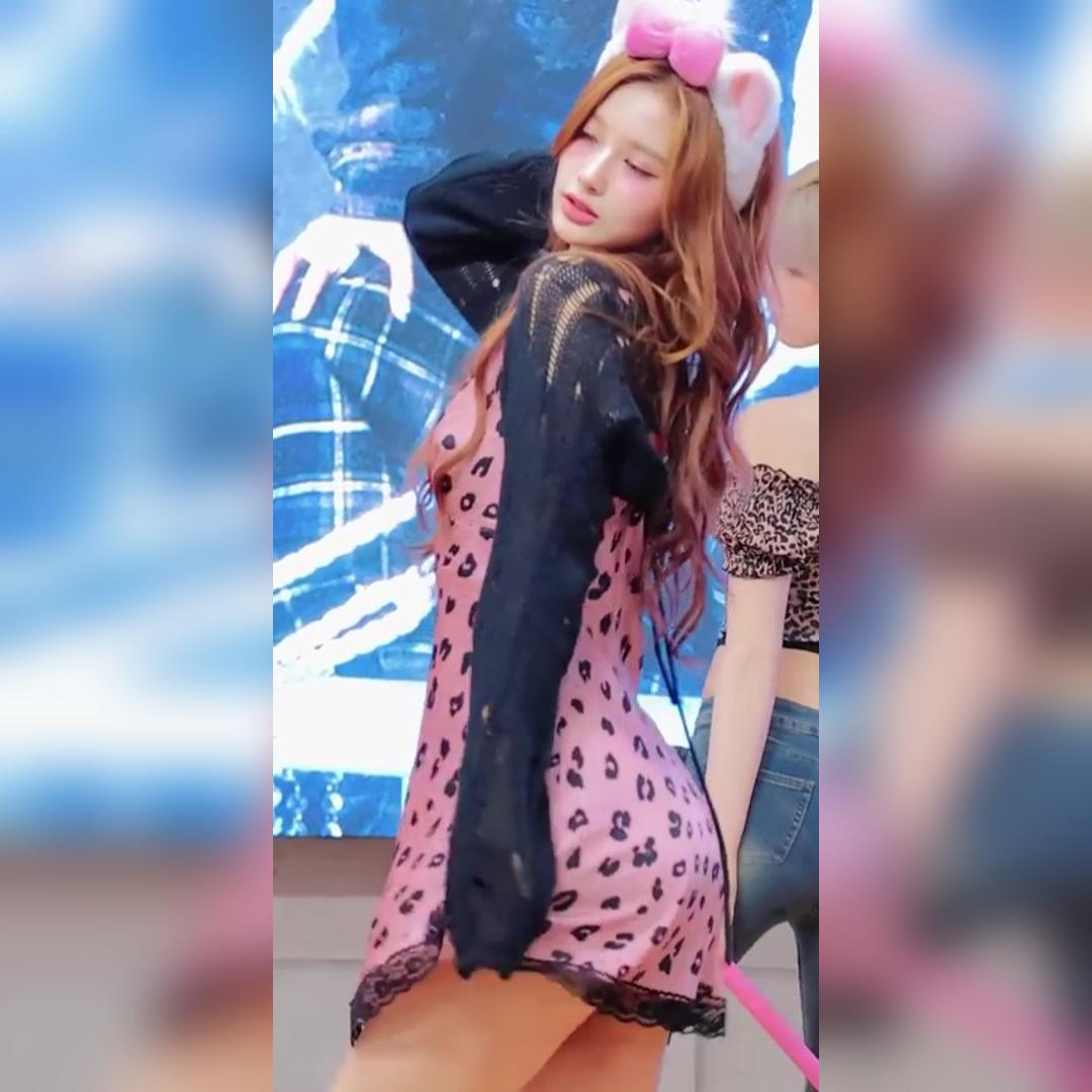 살랑거리는 핑크색 키스마크 원피스 아슬한 엉벅지 엔믹스 설윤