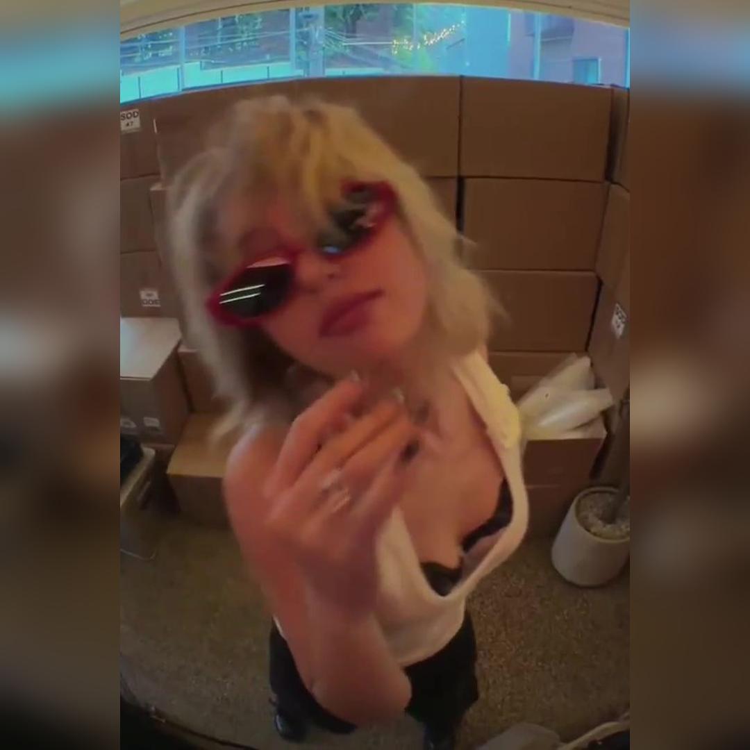 생브라가 대놓고 보이는 흰 민소매 숙이는 가슴골 전소미