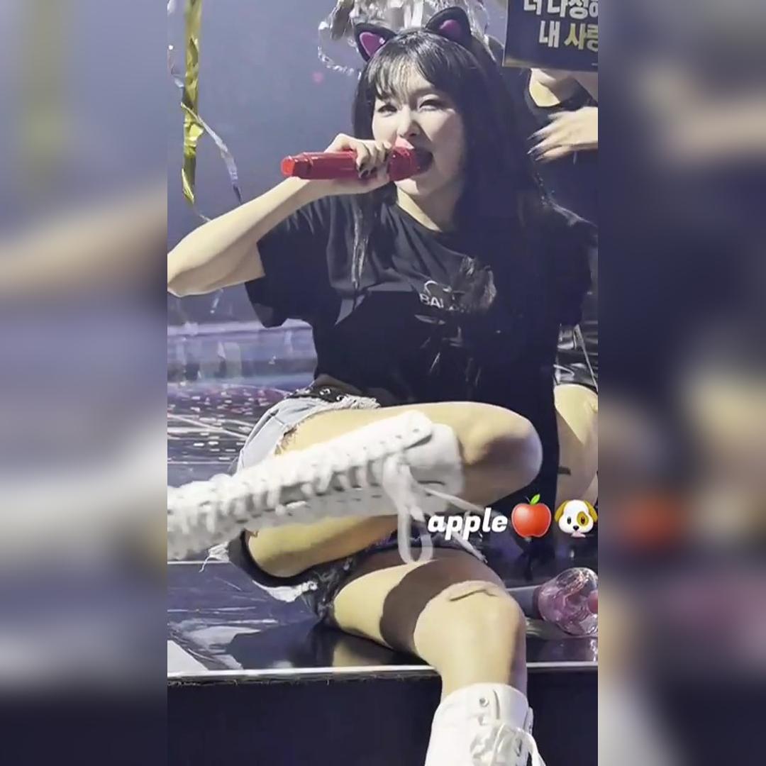 무대 끝에 앉아서 팬서비스하는 레드벨벳 슬기 청핫팬츠 엉벅지