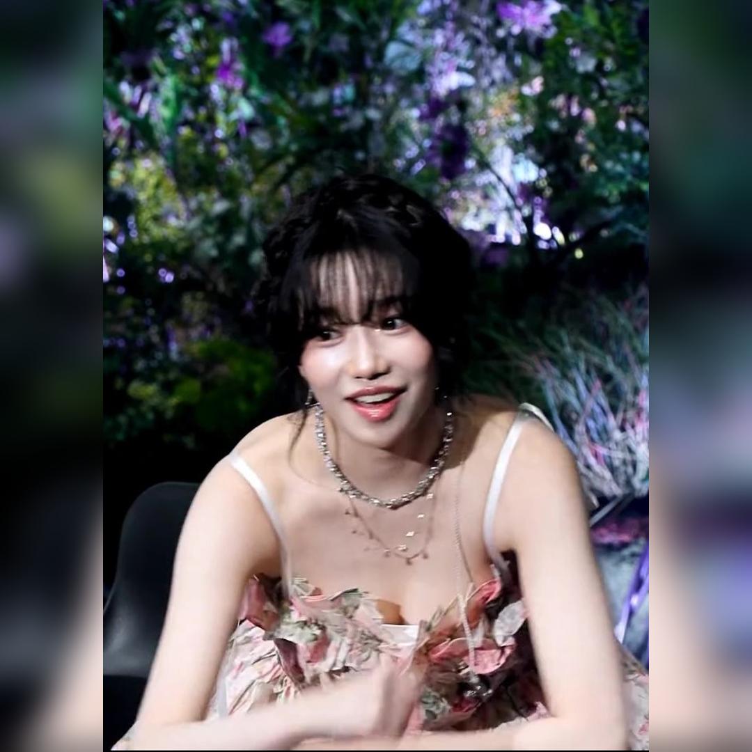 예의 바르게 인사하다가 가슴골 방심하는 꽃무늬 드레스 조유리