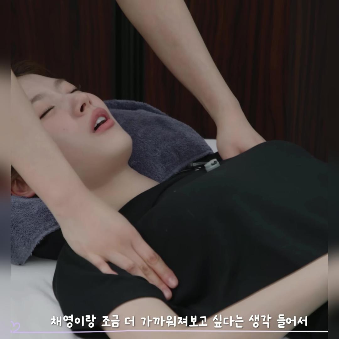 누워서 대흉근 마사지 받는 트와이스 사나 몽글몽글한 무브먼트
