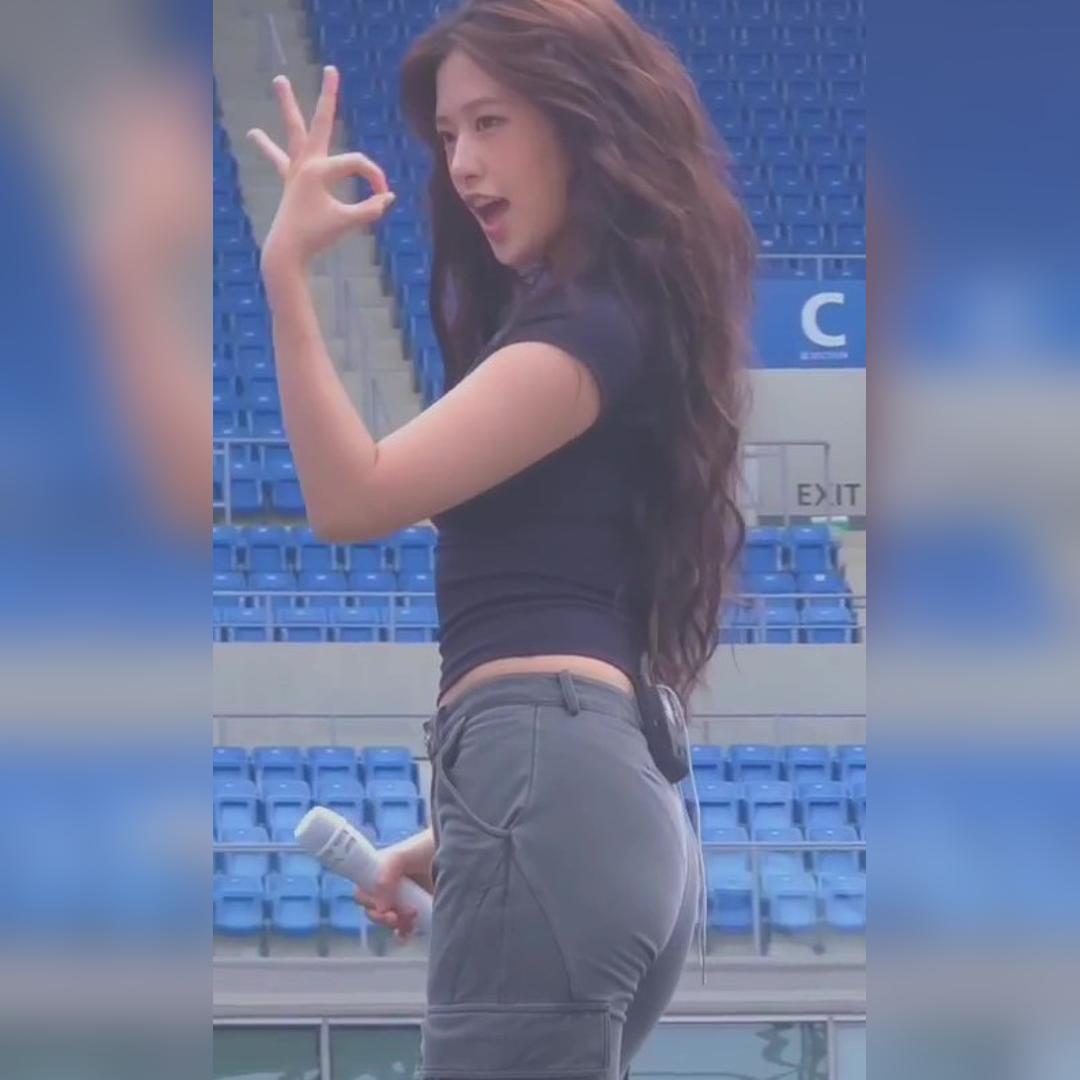 사운드 체크하는 아이브 안유진 회색 카고바지 엉덩이 팬티자국