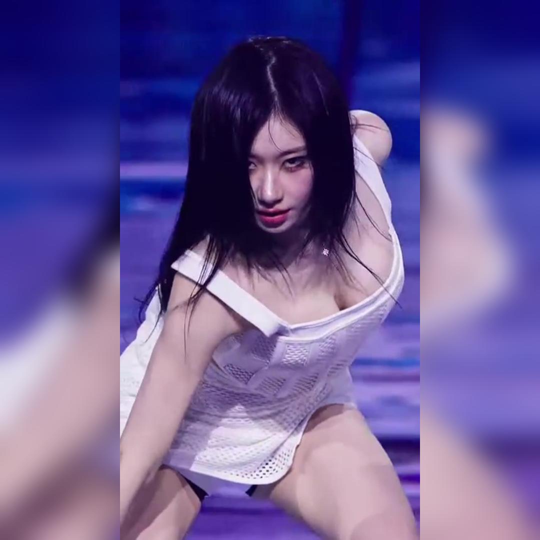 화이트 코르셋  핫팬츠 ITZY 채령…숙이는 가슴골 엉밑살