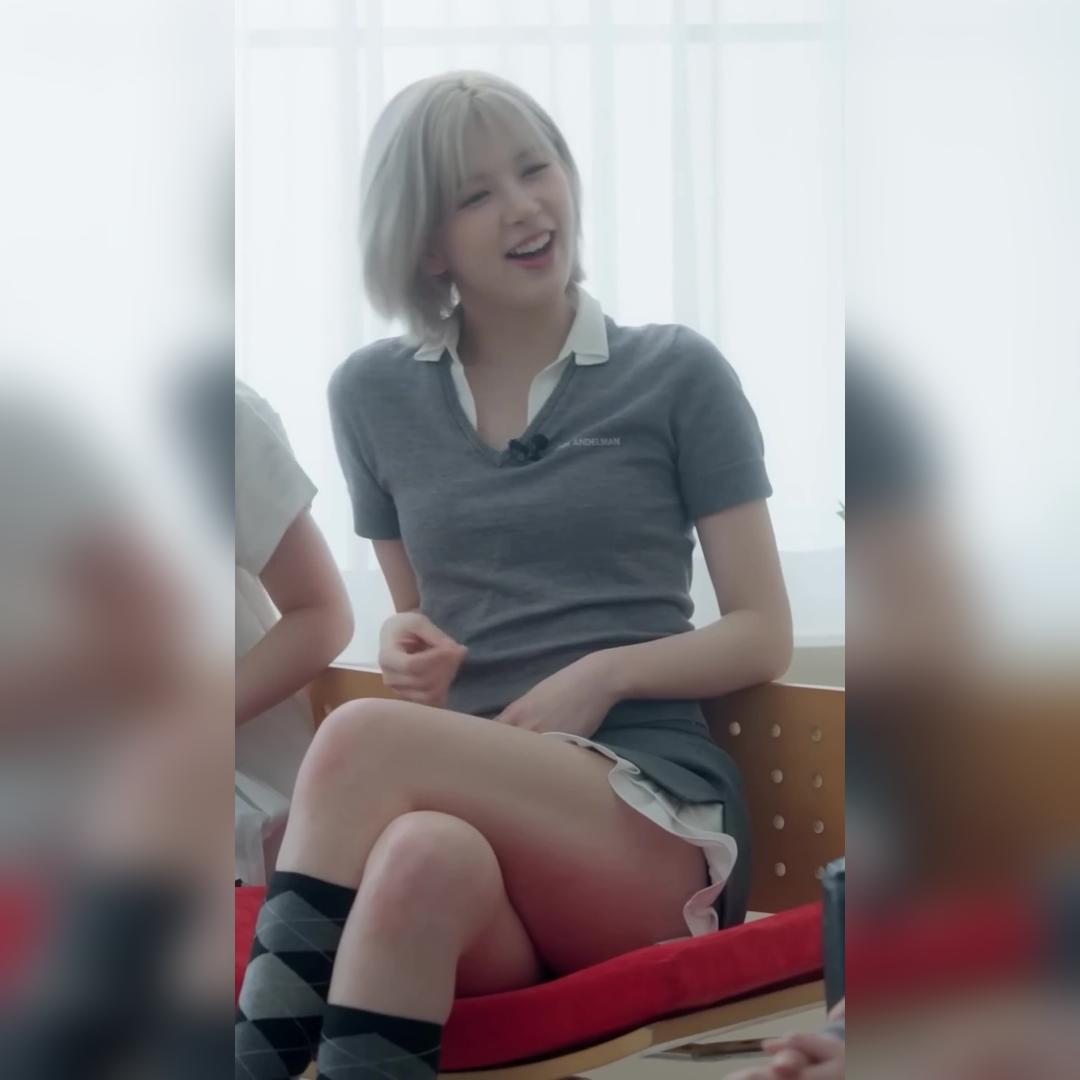 회색 카라티  흰 프릴치마 입고 다리 꼰 엔믹스 배이 엉벅지