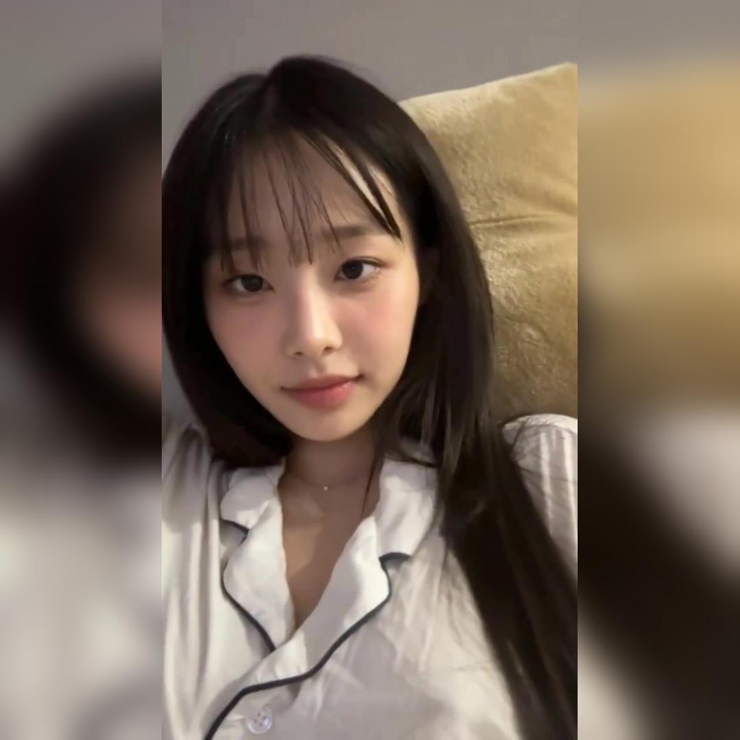 눕방하는 츄…귀여운 입술과 핑크빛 혀