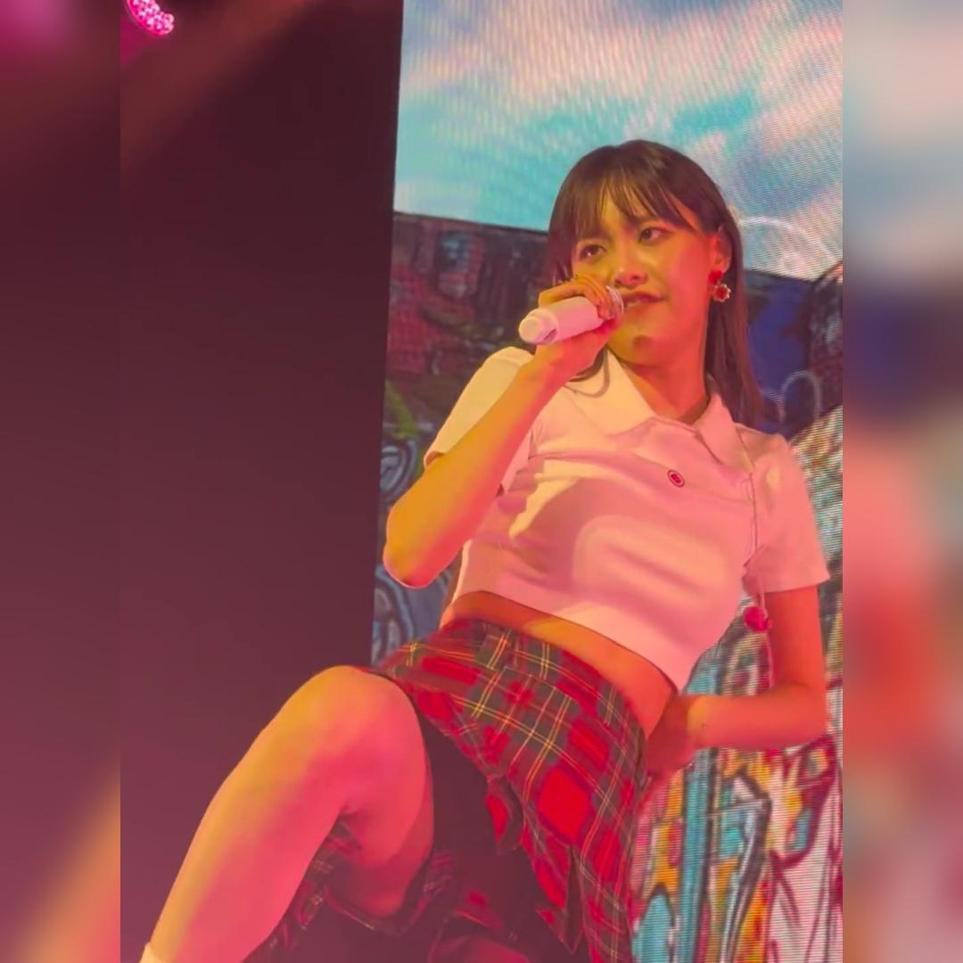 팔 들때 아주 살짝 보이는 언더붑,체크스커트 발차기 틈새 츄