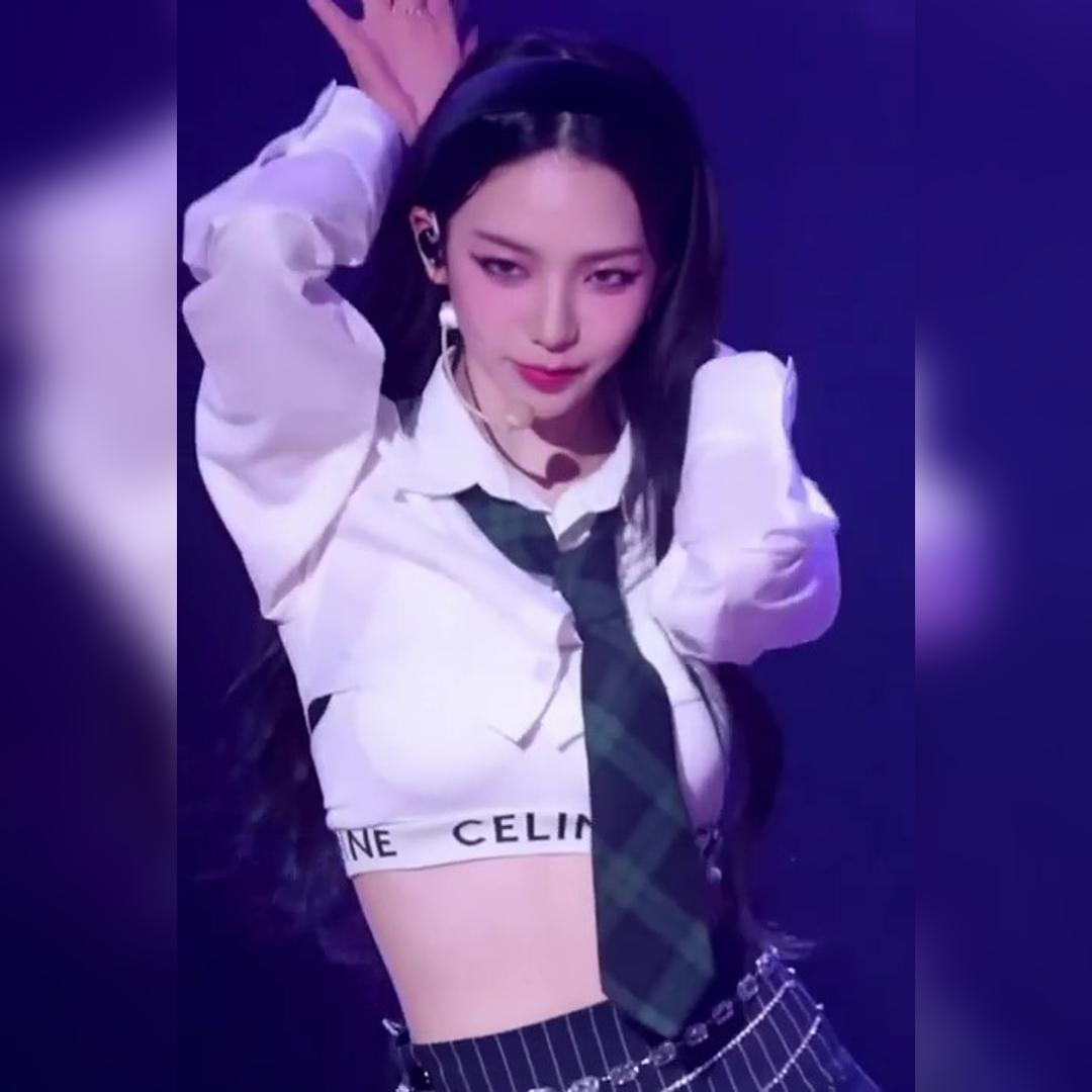 너무 짧아서 올라간 흰 크롭셔츠 언더붑된 브라가 신경쓰이는 카리나