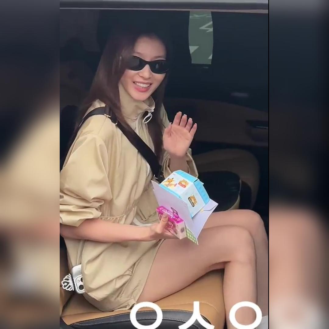 팬들이 준 선물+팬레터 들고 차에 타는 사나 의자에 눌린 허벅지