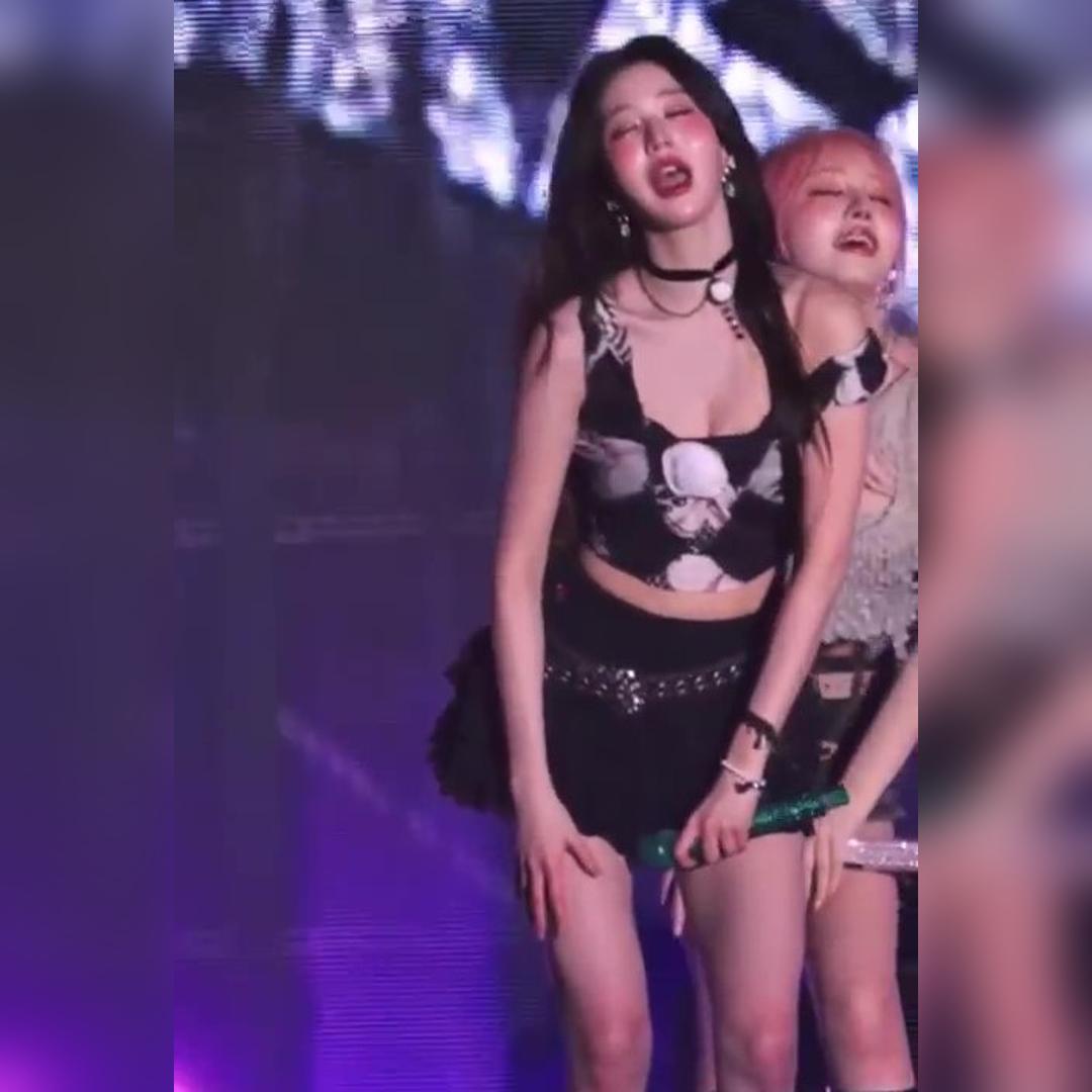 오프솔더 윗가슴 드리블 성숙한 아이브 장원영