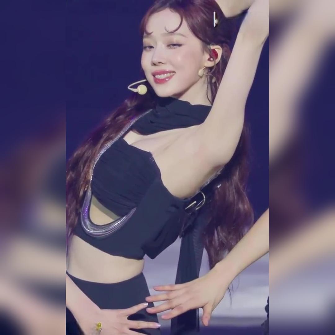 하얀 피부 에스파 윈터 움짤