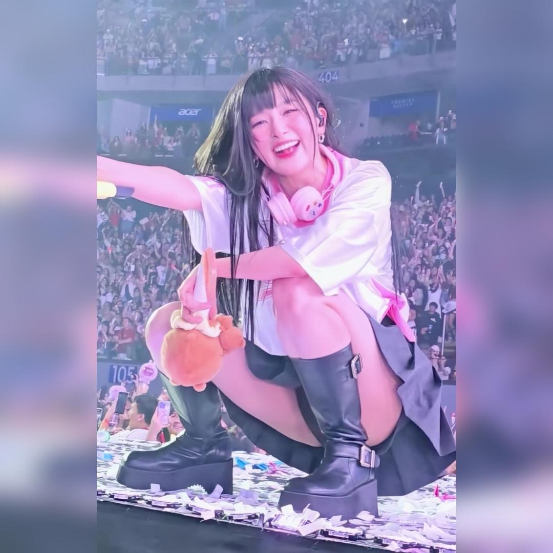 레드벨벳 슬기 팬콘 바로 앞에서 검정 주름치마 쪼그려앉은 자세 포상 ㅗㅜㅑ