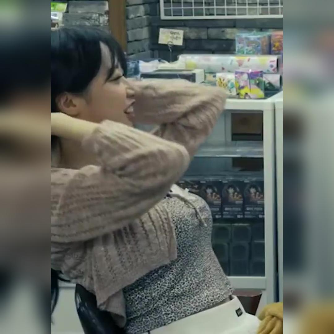 호피 레이스 끈탱크탑 권은비 라이벌 다운 가슴라인 자랑하는 지원