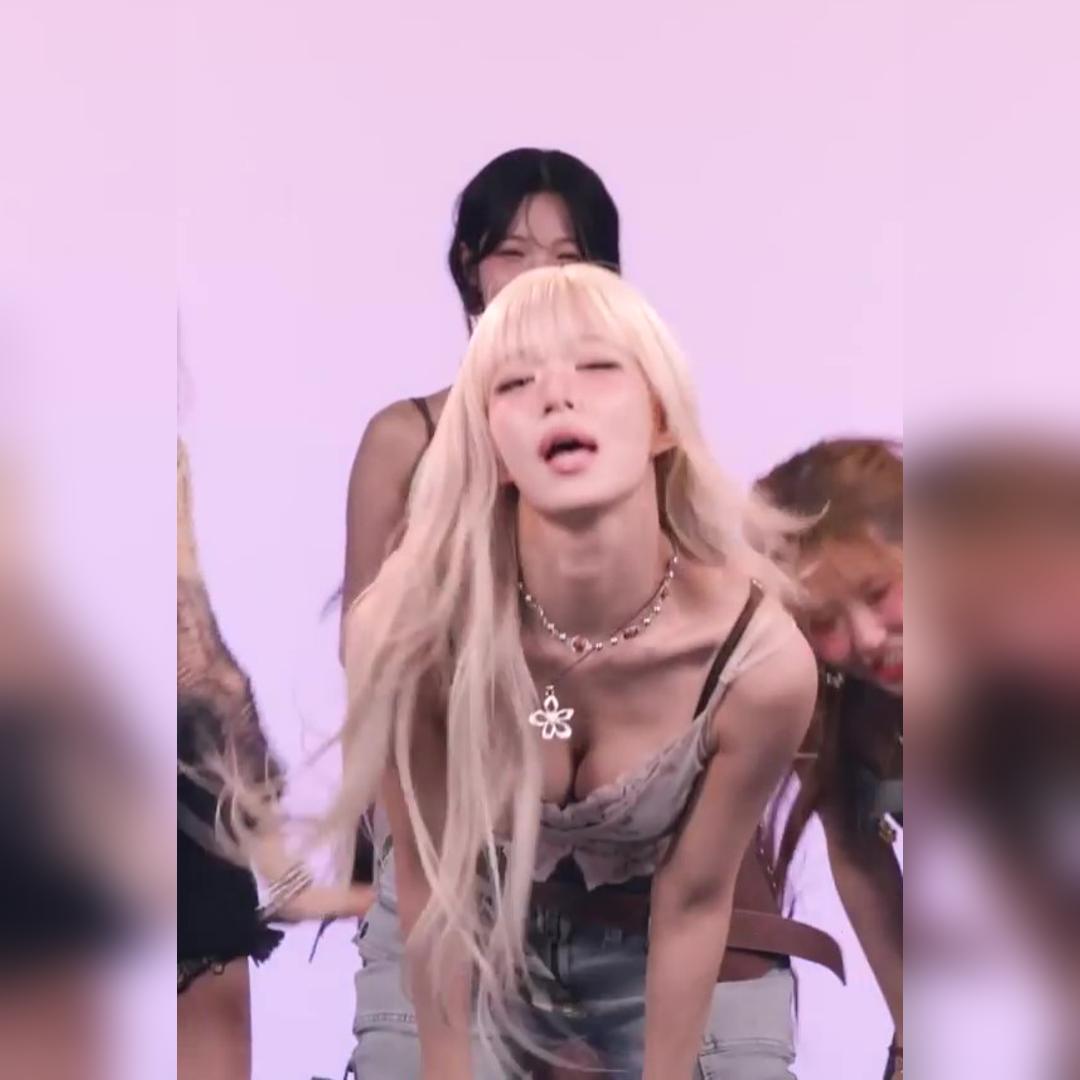 야한 레이스 캐미솔 숙이며 알가슴골 노출 프로미스나인 이채영