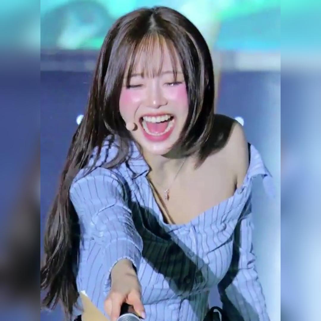 하얀 쇄골 어깨 라인 츄 움짤