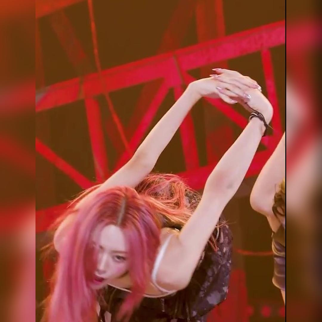 숙이면서 틈 보이는 ITZY(있지) 유나 움짤