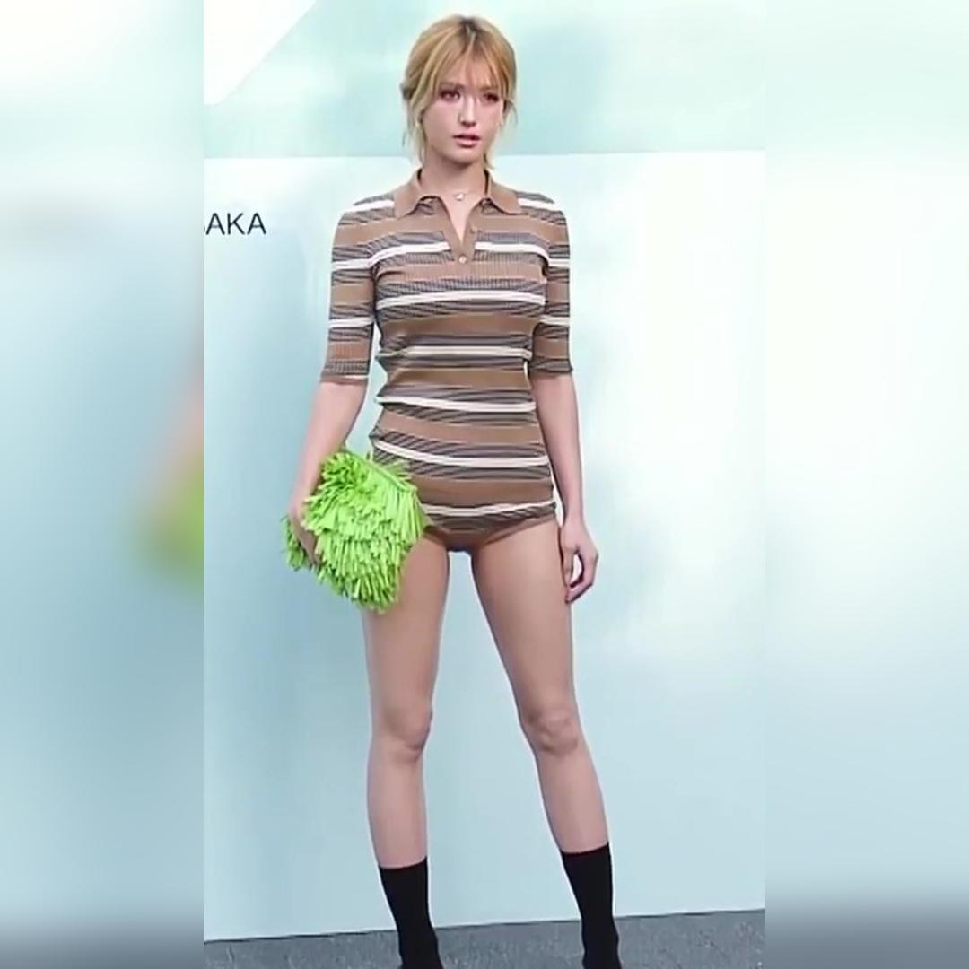 하체가 강조된 의상 전소미 움짤