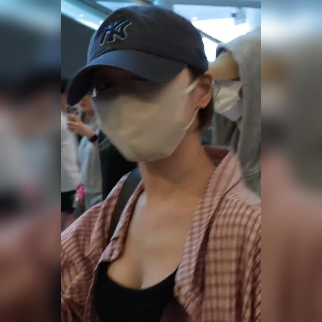 체크 남방 속 검정 나시 역대급 가슴골 노출한 르세라핌 김채원