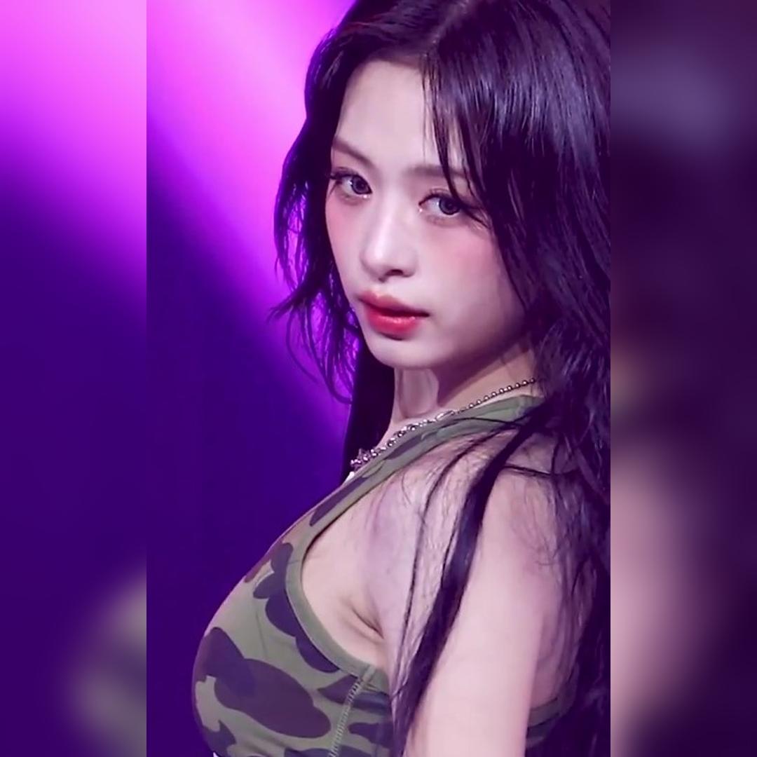 얼룩 무늬 스포츠 브라 개미허리 배꼽 노출 베이비몬스터 아현