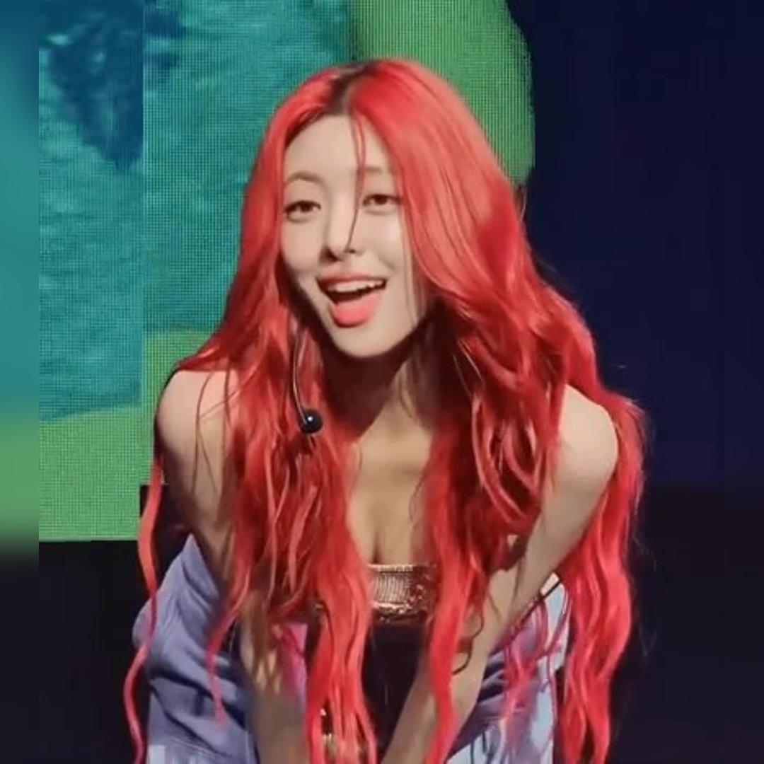 빨간 머리 ITZY 유나 요망하게 숙이며 가슴골 보여주는 팬서비스